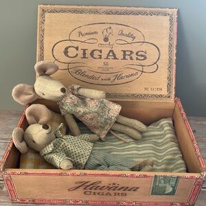 Maileg Mum & Dad Mouse in Cigar Box - Retired